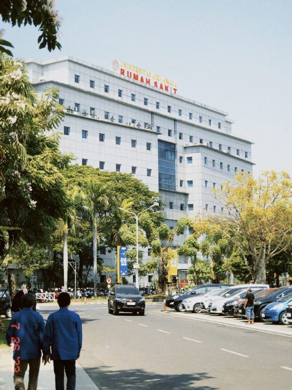 Rayjendra Muhammad_Radfo_ Di Antara Pasien dan Waktu yang Tak Pernah Cukup_Opini Di Antara Pasien dan Waktu yang Tak Pernah Cukup