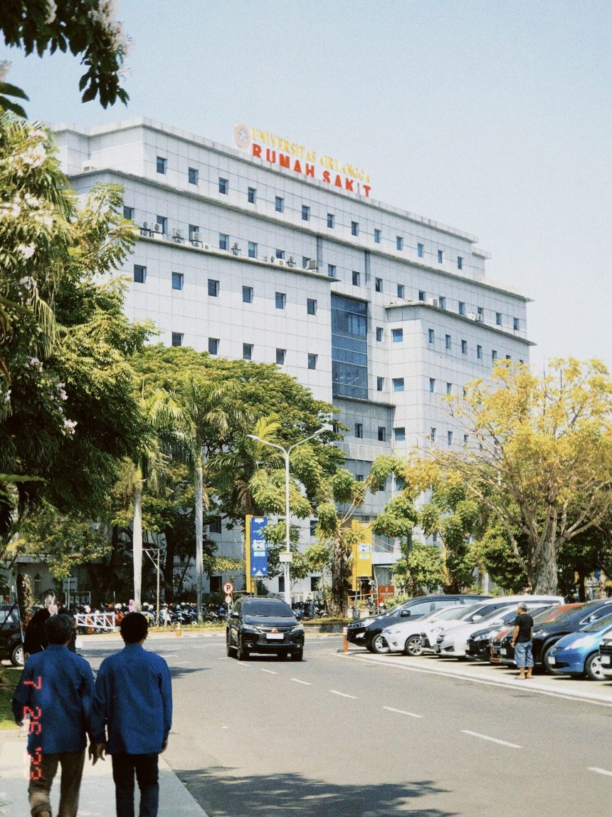 Di Antara Pasien dan Waktu yang Tak Pernah Cukup