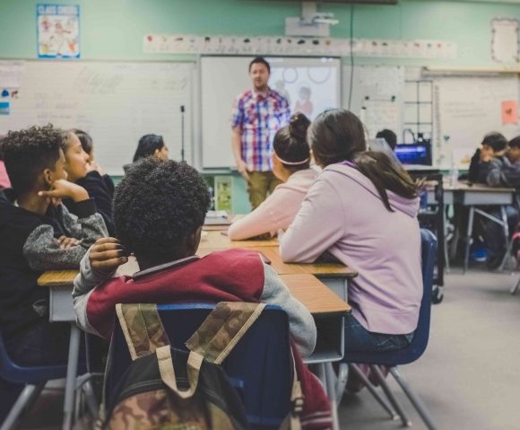 WhatsApp Image 2025-11-20 at 15.28.11_6b13f52b Guru dan DPR : Ketimpangan yang Terlalu Jelas